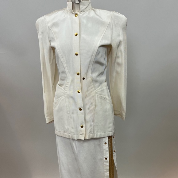 1980's Thierry Mugler white suit with gold chain insert and gold snaps Euro 36 - Picture 1 of 16